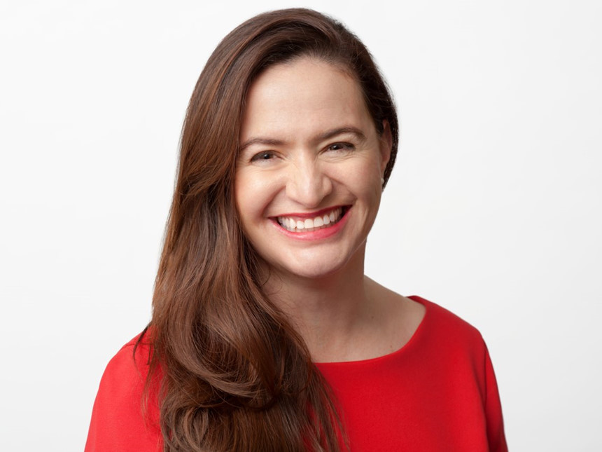 7. Ana Corrales - Giám đốc vận hành mảng phần cứng tiêu dùng. Ana Corrales hiện là người điều hành ở phạm vi toàn cầu cho các thiết bị như điện thoại, máy tính xách tay, Google Homes… dưới mác “made by Google”. Trước đây, bà từng là Giám đốc tài chính và vận hành của Nest. Ngoài ra, bà còn nằm trong danh sách hội đồng quản trị nhóm nhân viên nữ của công ty. Năm 2018, Ana Corrales được Fortune vinh danh là một trong 50 người Latin có hoạt động kinh doanh tốt nhất.