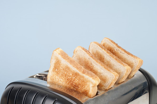 Bánh mì trắng nướng: Thực phẩm này ít có khả năng giúp bạn cảm thấy no lâu hơn so với bánh mì nâu vì nó ít chất xơ hơn. Chúng cũng được làm từ bột tinh chế, chứa nhiều calo và có chỉ số đường cao. 