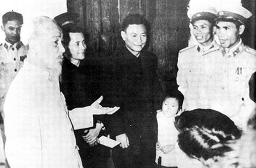 Chủ tịch Hồ Chí Minh thăm sở Công an Hà Nội dịp Tết Quý Mão 1963
