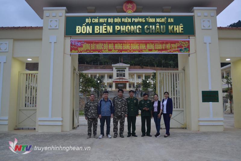 Chủ tịch UBND huyện Con Cuông Vi Văn Sơn chụp ảnh lưu niệm cùng chiến sỹ biên phòng của Đồn biên phòng Châu Khê.