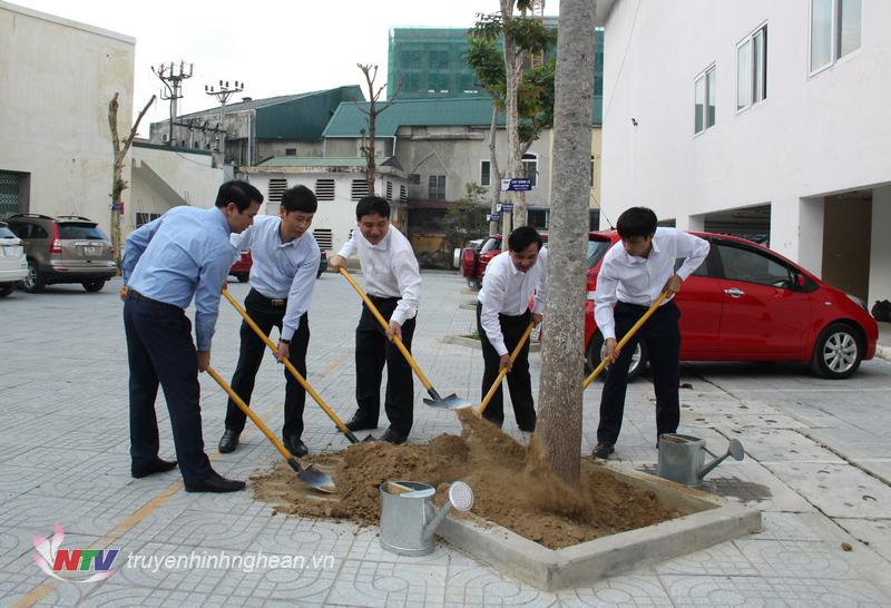 Bí thư Tỉnh ủy Nguyễn Đắc Vinh trồng cây lưu niệm trong khuôn viên tòa nhà làm việc Đài PT-TH Nghệ An nhân dịp Xuân mới.