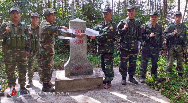 Đồn BP Na Ngoi phối hợp Đại đội BP 222, Bộ chỉ huy Quân sự tỉnh Xiêng Khoảng (Lào) tuần tra song phương bảo vệ biên giới dịp Tết nguyên đán