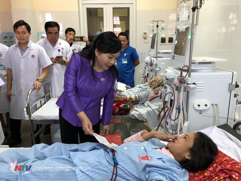 Bộ trưởng Nguyễn Thị Kim Tiến thăm hỏi, động viên, tặng quà bệnh nhân đang điều trị tại bệnh viện.