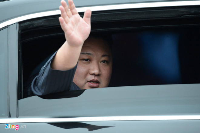 Ông Kim vẫy chào trước khi rời ga Đồng Đăng. Ảnh: Zing