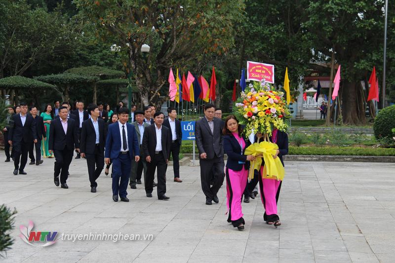 Đoàn cán bộ, phóng viên Đài PT-TH Nghệ An về dâng hoa, dâng hương Chủ tịch Hồ Chí Minh tại Khu di tích Kim Liên.