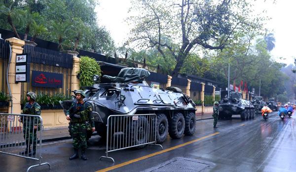 Trên phố Phạm Ngũ Lão, Hoàn Kiếm, Hà Nội, xe bọc thép của quân đội cùng hàng chục sĩ quan đứng chốt từ đêm. 