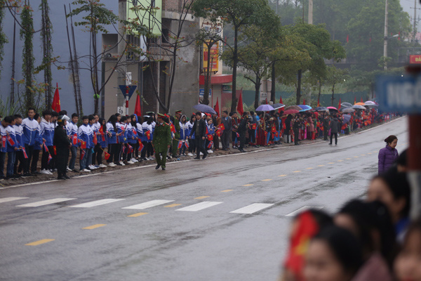 Học sinh của các trường THCS ở Thị trấn Đồng Đăng đứng dọc hai bên đoạn đường dẫn vào nhà ga Đồng Đăng. 