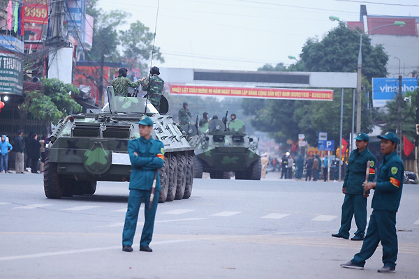 Ngã 5 thị Trấn Kép - Lạng Giang - Bắc Giang, lực lượng công an dựng rào chắn không cho các phương tiện đi lại. 