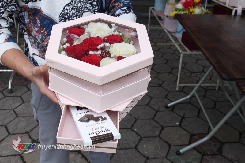 Những chiếc hộp hoa tươi mix cùng chocolate tăng thêm sự lãng mạn trong ngày "tình yêu".