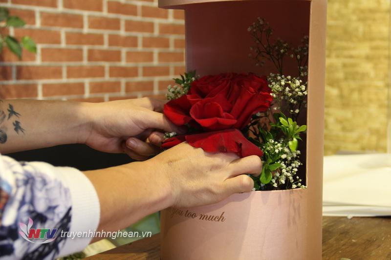 Năm nay, bên cạnh những mẫu hoa bó, lẵng truyền thống, các cửa hàng hoa biến tấu hoa mới lạ bên trong những chiếc hộp tăng thêm phần độc đáo.