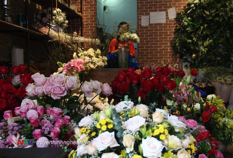 Valentine năm 2024, chúng tôi mang đến cho bạn những bó hoa tươi đa dạng với nhiều loại hoa đẹp mắt, mùi thơm dễ chịu và giá cả phải chăng. Tất cả các bó hoa đều được thiết kế và cắm hoa bởi những chuyên gia lành nghề để mang đến sự hài lòng cho khách hàng. Hãy xem hình ảnh để khám phá những bó hoa đẹp mắt này.
