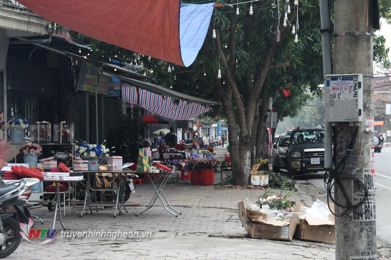 ​  Không khí vắng vẻ tại các cửa hàng bán hoa trên tuyến đường Nguyễn Văn Cừ, TP Vinh.  ​