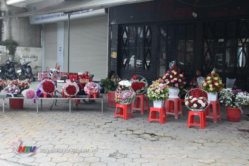 Không khí vắng vẻ tại các cửa hàng bán hoa trên tuyến đường Nguyễn Văn Cừ, TP Vinh. ​