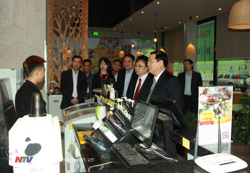 Phó Thủ tướng Vương Đình Huệ, Bí thư Tinh ủy Nguyễn Đắc Vinh đi thăm Trung tâm thương mại VINCOM+ tại thị trấn Nam Đàn.