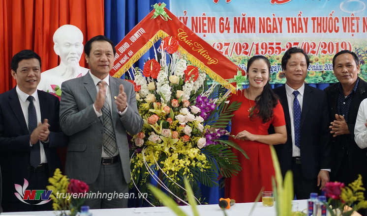 Phó Chủ tịch UBND tỉnh Lê Minh Thông tặng hoa chúc mừng Trung tâm y tế xã Nghĩa Thắng.