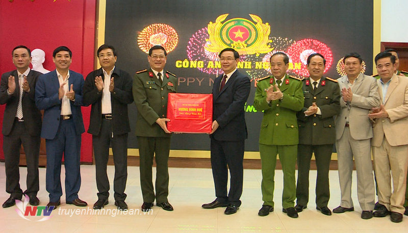 Phó Thủ tướng Chính phủ Vương Đình Huệ tặng quà chúc Tết cán bộ, chiến sỹ Công an Nghệ An.