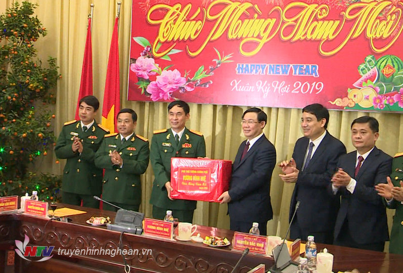 Phó Thủ tướng Chính phủ Vương Đình Huệ tặng quà chúc Tết Quân khu 4.