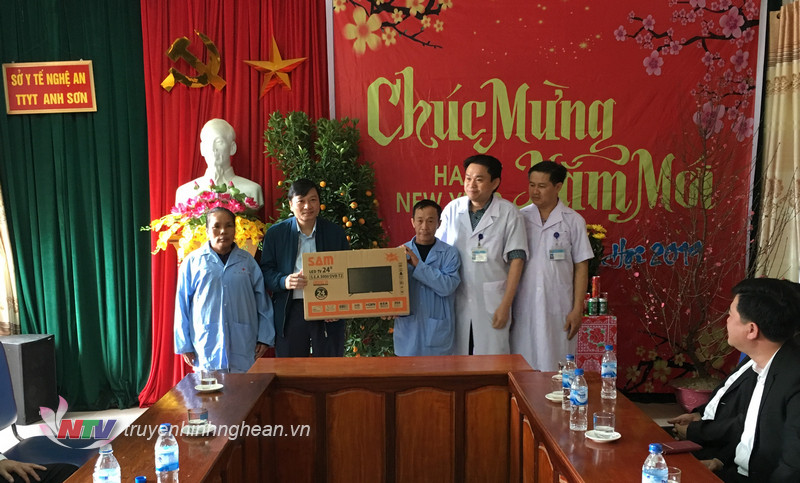 Phó Chủ tịch UBND tỉnh Lê Hồng Vinh tặng quà, chúc Tết tại Trung tâm y tế huyện Anh Sơn.