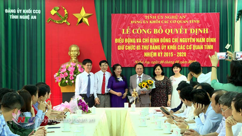 BTV Đảng ủy Khối CCQ tỉnh tặng hoa chúc mừng tân Bí thư.