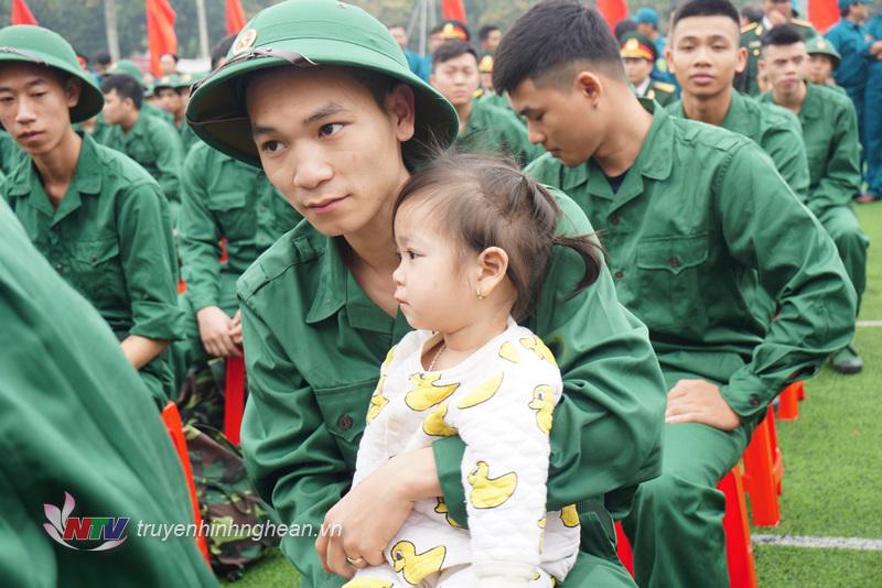 Trong số các thanh niên nhập ngũ năm nay, ở Nghệ An có 23 trường hợp đã có vợ và 16 trường hợp đã có con. Trong ảnh, một tân binh thuộc TP Vinh quyến luyến bên con gái trước giờ nhập ngũ.