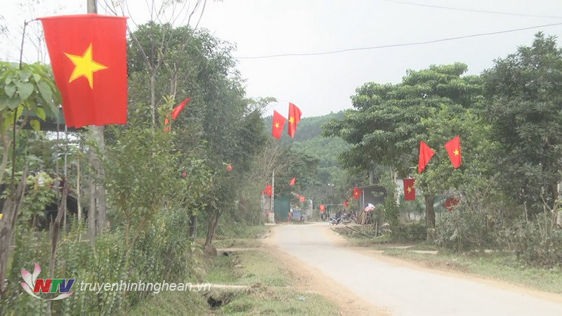 Sắc đỏ của cờ Tổ quốc rực rỡ trong khu tái định cư ngày đầu năm mới.