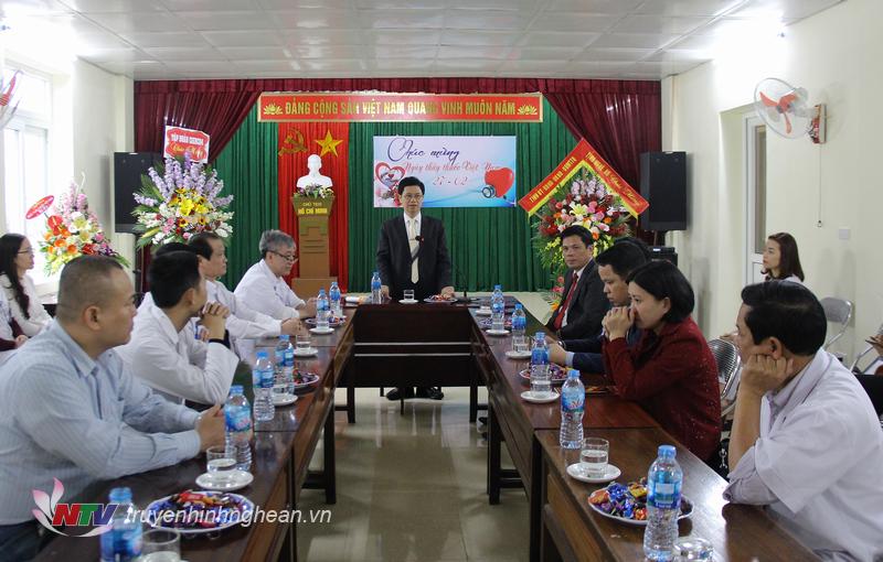 Đồng chí Nguyễn Xuân Sơn chúc mừng Bệnh viên Giao thông Vận tải.