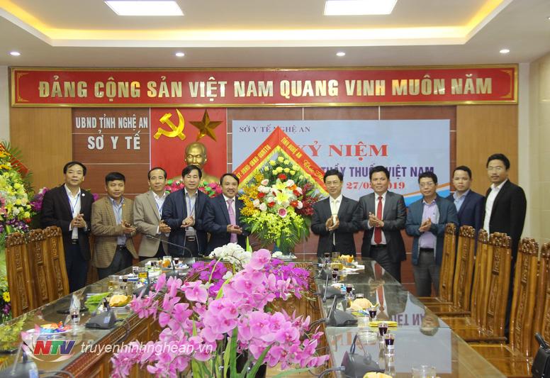Đồng chí Nguyễn Xuân Sơn tặng hoa chúc mừng Sở y tế.