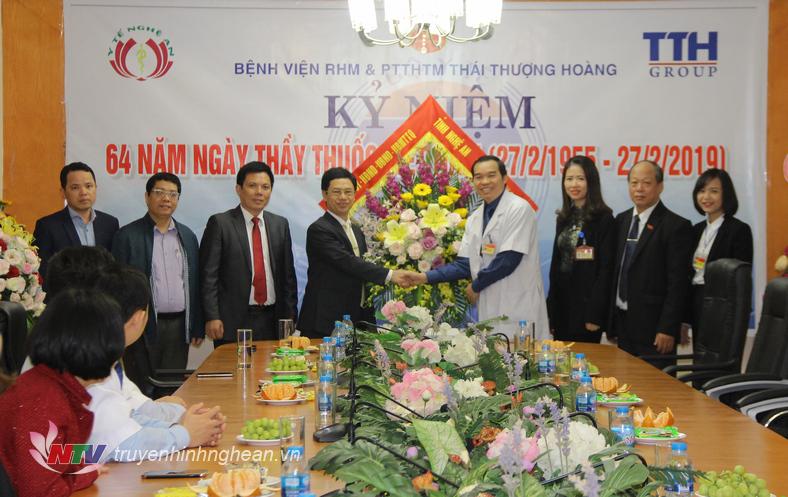 Đồng chí Nguyễn Xuân Sơn chúc mừng Bệnh viện Thái Thượng Hoàng.