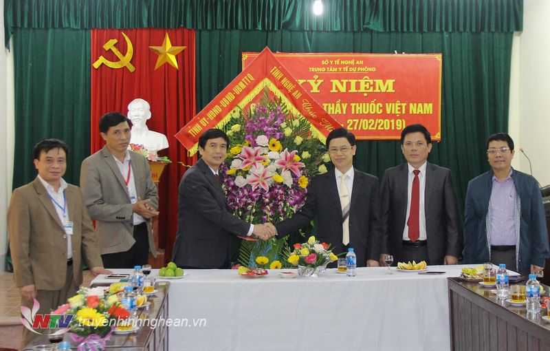 Đồng chí Nguyễn Xuân Sơn chúc mừng Trung tâm y tế dự phòng.