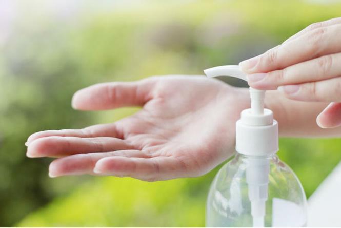 Cảnh báo: Nước rửa tay sát khuẩn giả làm tăng nguy cơ lây nhiễm Covid - 19 - Đài phát thanh và truyền hình Nghệ An