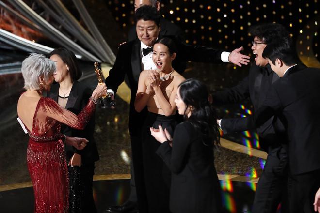 &quote;Ký sinh trùng&quote; của Hàn Quốc đi vào lịch sử Oscar khi thắng 4 giải quan trọng