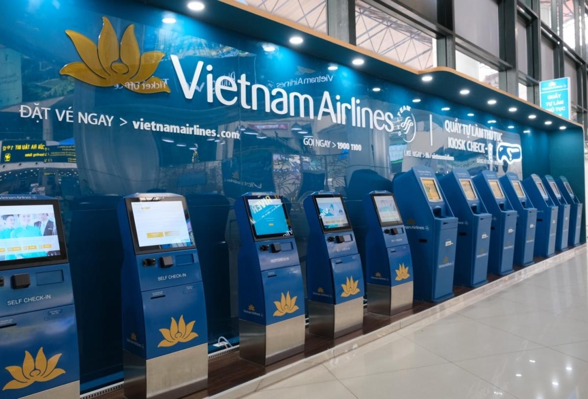 Các quầy tự làm thủ tục của Vietnam Airlines đặt ở sân bay.