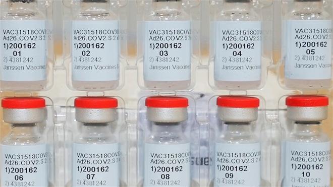 Hôm 27/2, cơ quan Quản lý Thực phẩm và Dược phẩm Mỹ thông qua loại vaccine COVID-19 mới của công ty Johnson & Johnson. (Ảnh: AP)