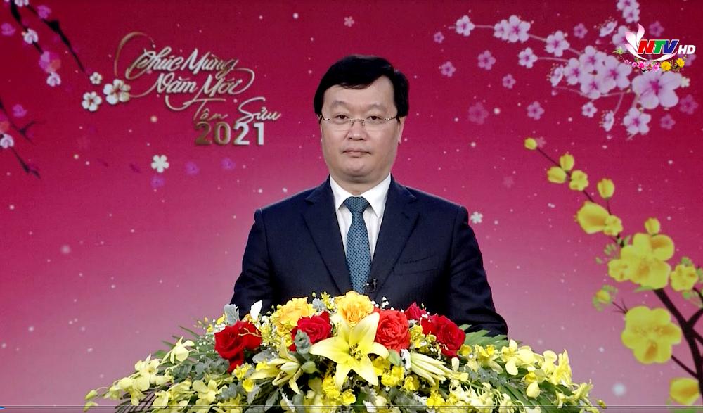 Chủ tịch UBND tỉnh Nguyễn Đức Trung đọc thư chúc Tết.