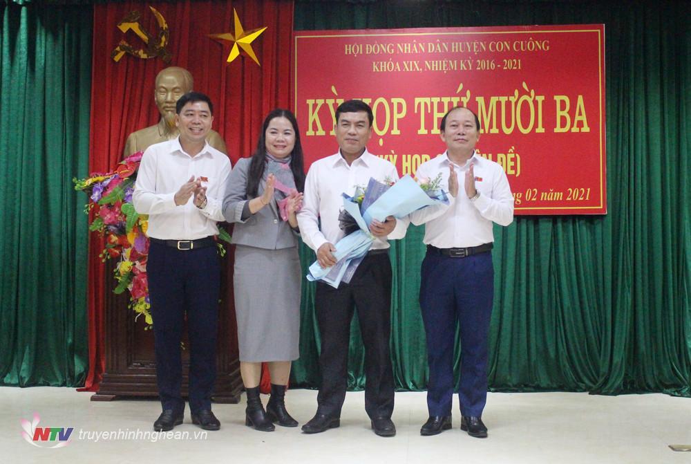 Lãnh đạo huyện tặng hoa chúc mừng đồng chí Hoàng Sỹ Kiện.
