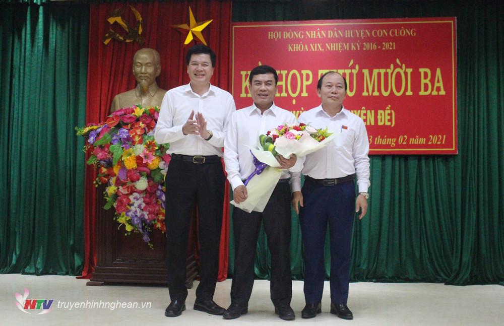BTV Huyện ủy Con Cuông tặng hoa chúc mừng đồng chí 
