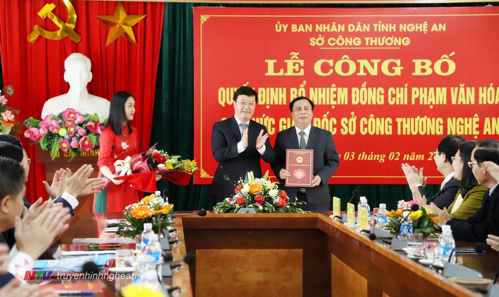 Chủ tịch UBND tỉnh Nguyễn Đức Trung trao Quyết định bổ nhiệm cho đồng chí Phạm Văn Hoá.