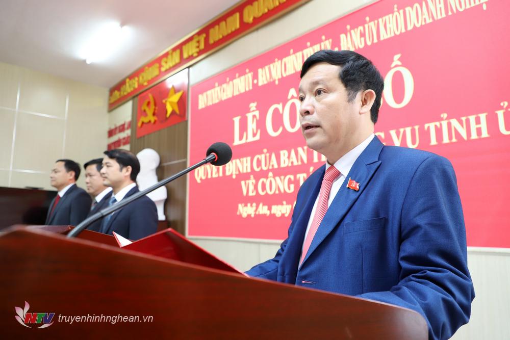 Phó Trưởng ban Thường trực Ban Tổ chức Tỉnh uỷ Lê Quốc Khánh công bố Quyết định về công tác cán bộ.