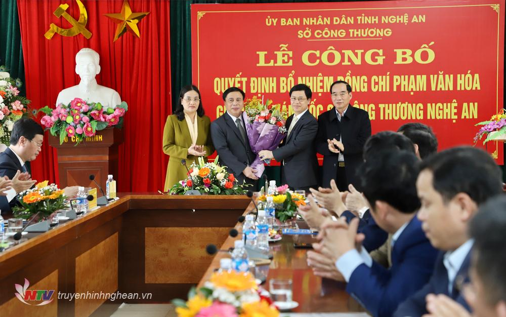 Lãnh đạo HĐND tỉnh tặng hoa chúc mừng tân Giám đốc Sở Công thương Phạm Văn Hoá.