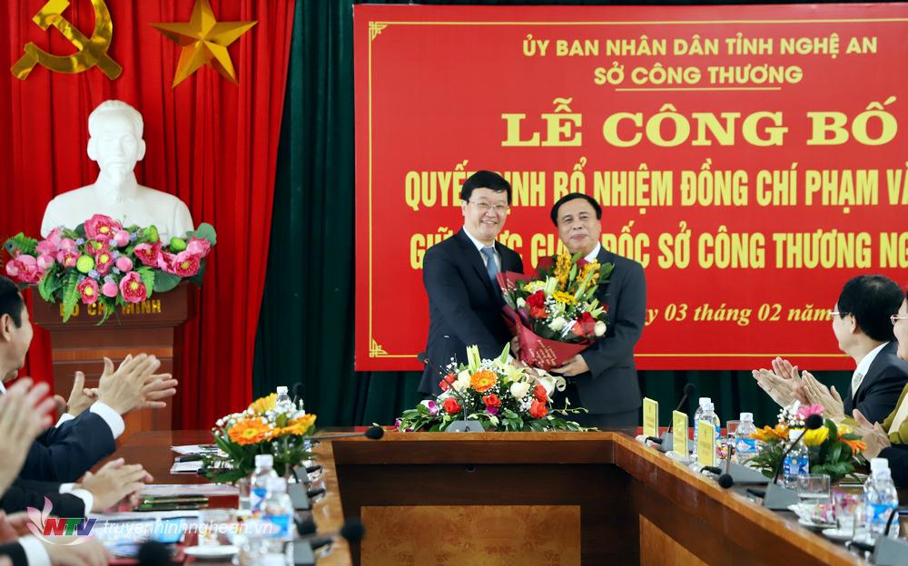 Chủ tịch UBND tỉnh Nguyễn Đức Trung tặng hoa chúc mừng tân Giám đốc Sở Công thương.