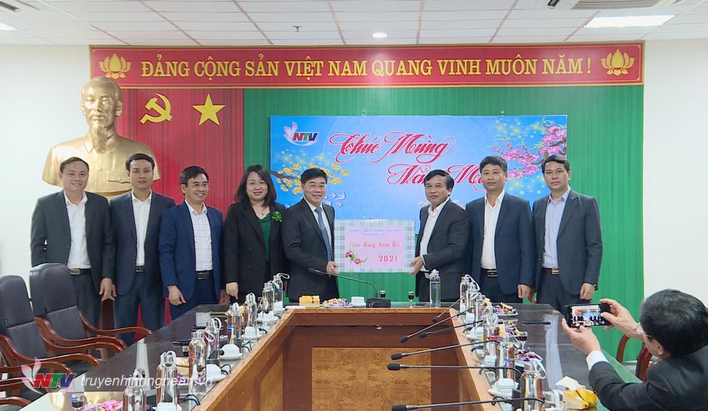 Phó Bí thư Thường trực Tỉnh ủy Nguyễn Văn Thông tặng quà chúc Tết Đài PT-TH Nghệ An đêm Giao thừa.