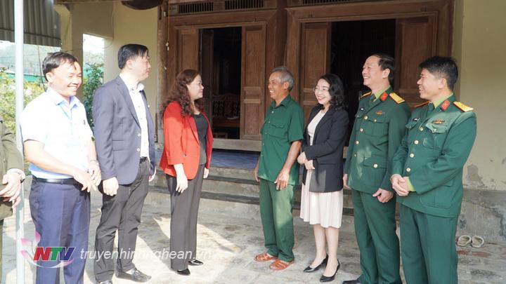 Trưởng Ban Tuyên giáo Tỉnh ủy Nguyễn Thị Thu Hường đi thăm hỏi, tặng quà Tết các gia đình chính sách trên địa bàn huyện Hưng Nguyên.
