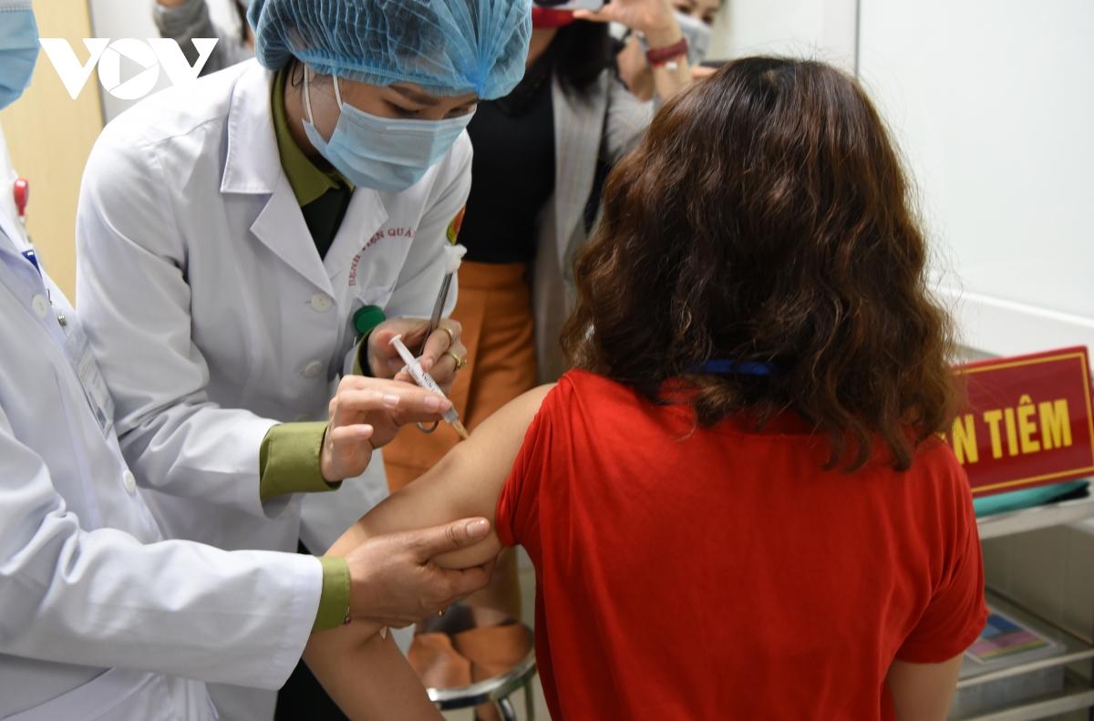 Tình nguyện viên tham gia thử vaccine COVID-19 giai đoạn 2.