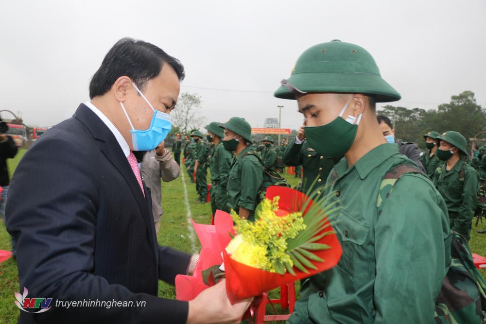 Lãnh đạo huyện tặng hoa động viên các tân binh.