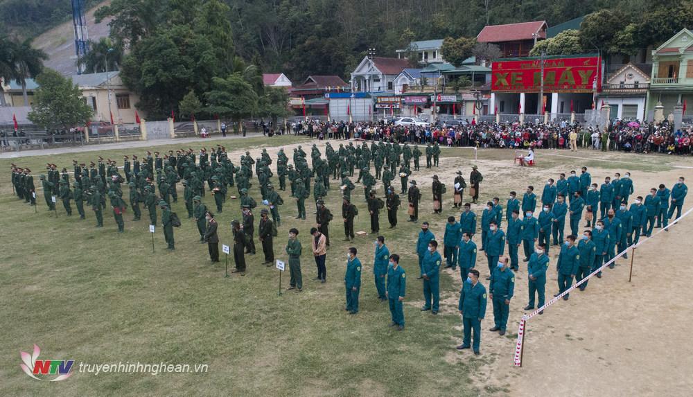 Quang cảnh lễ giao nhận quân huyện Kỳ Sơn.