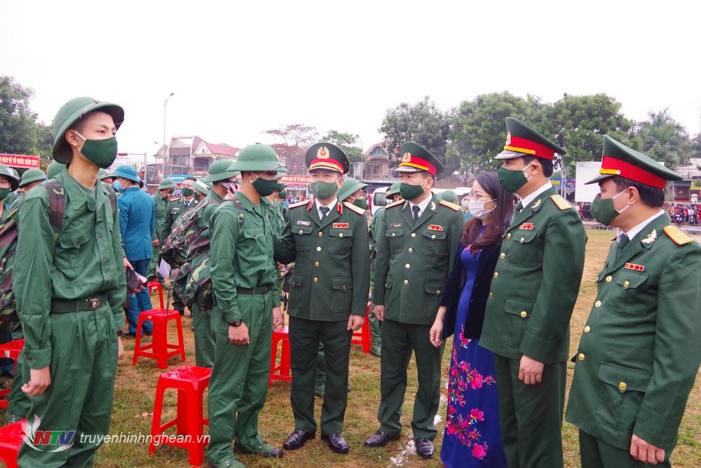 Động viên các tân binh lên đường nhập ngũ.