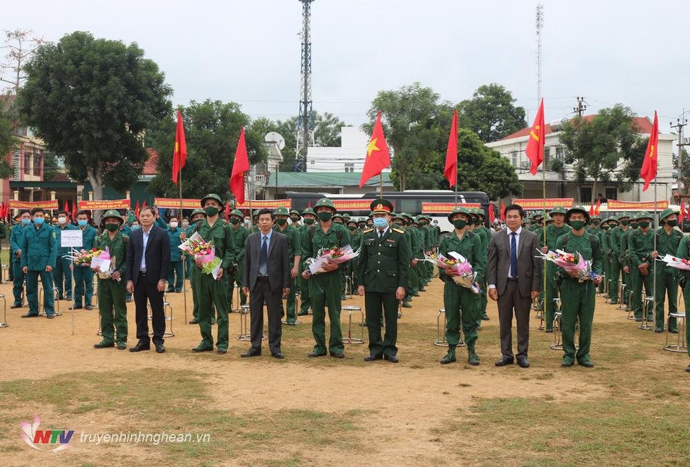 Đại diện lãnh đạo tỉnh, huyện Quỳ Châu tặng hoa và quà động viên các tân binh.