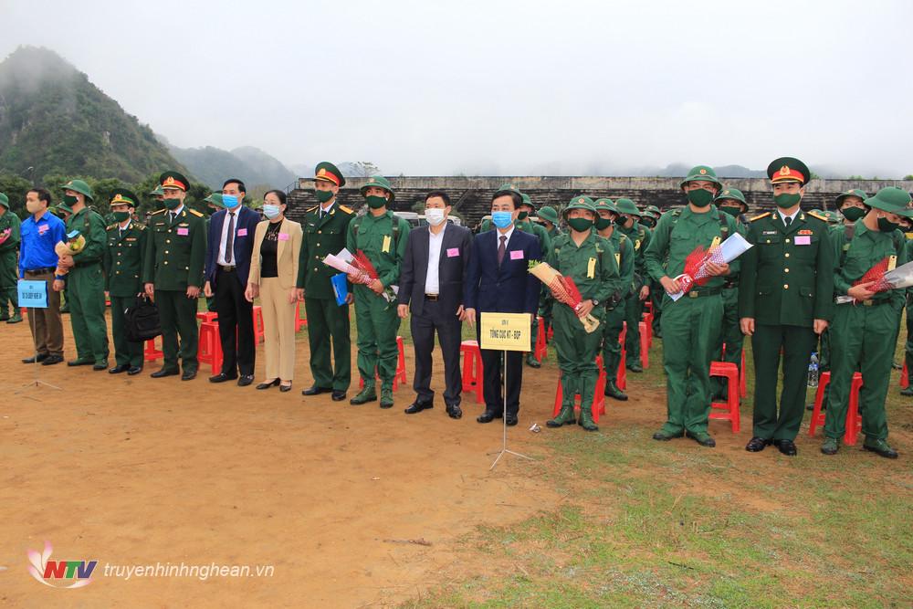 Lãnh đạo huyện tặng hoa động viên các tân binh.