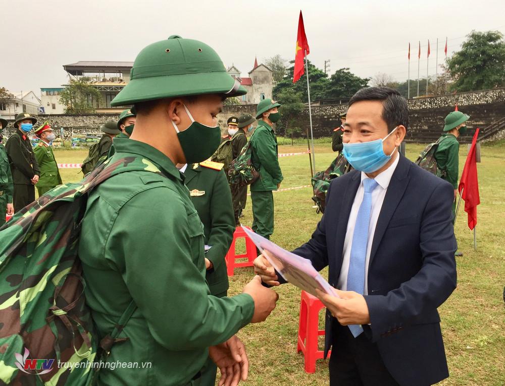 Đại diện lãnh đạo thị xã tặng quà cho các tân binh trước lúc lên đường nhập ngũ.