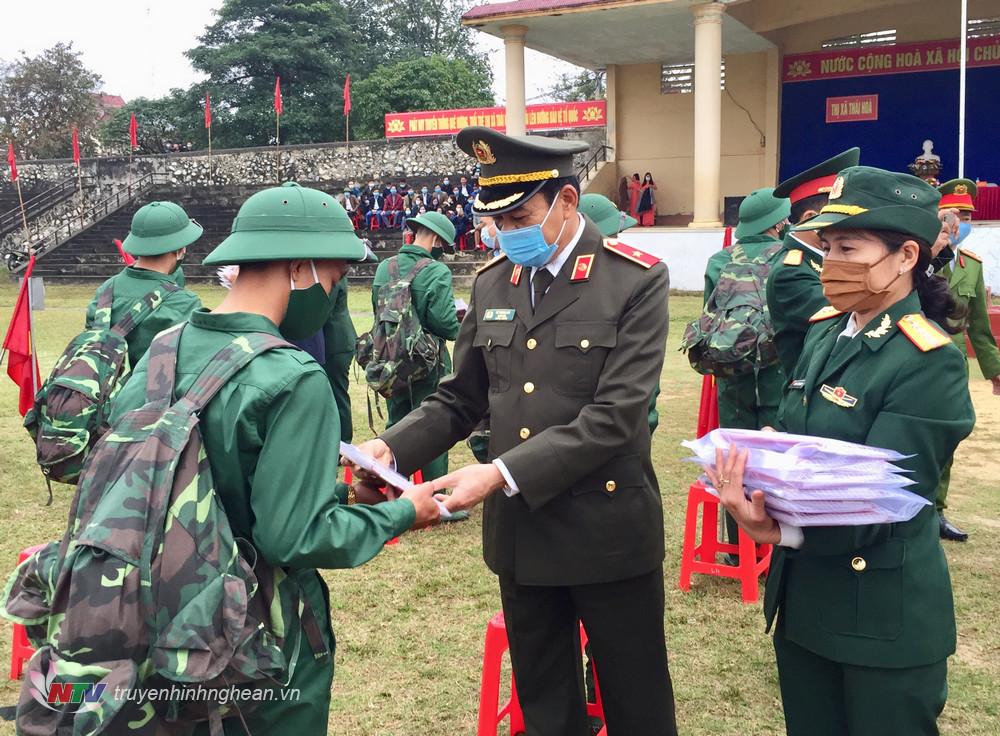 Giám đốc Công an tỉnh Võ Trọng Hải tặng quà cho các tân binh trước lúc lên đường nhập ngũ.